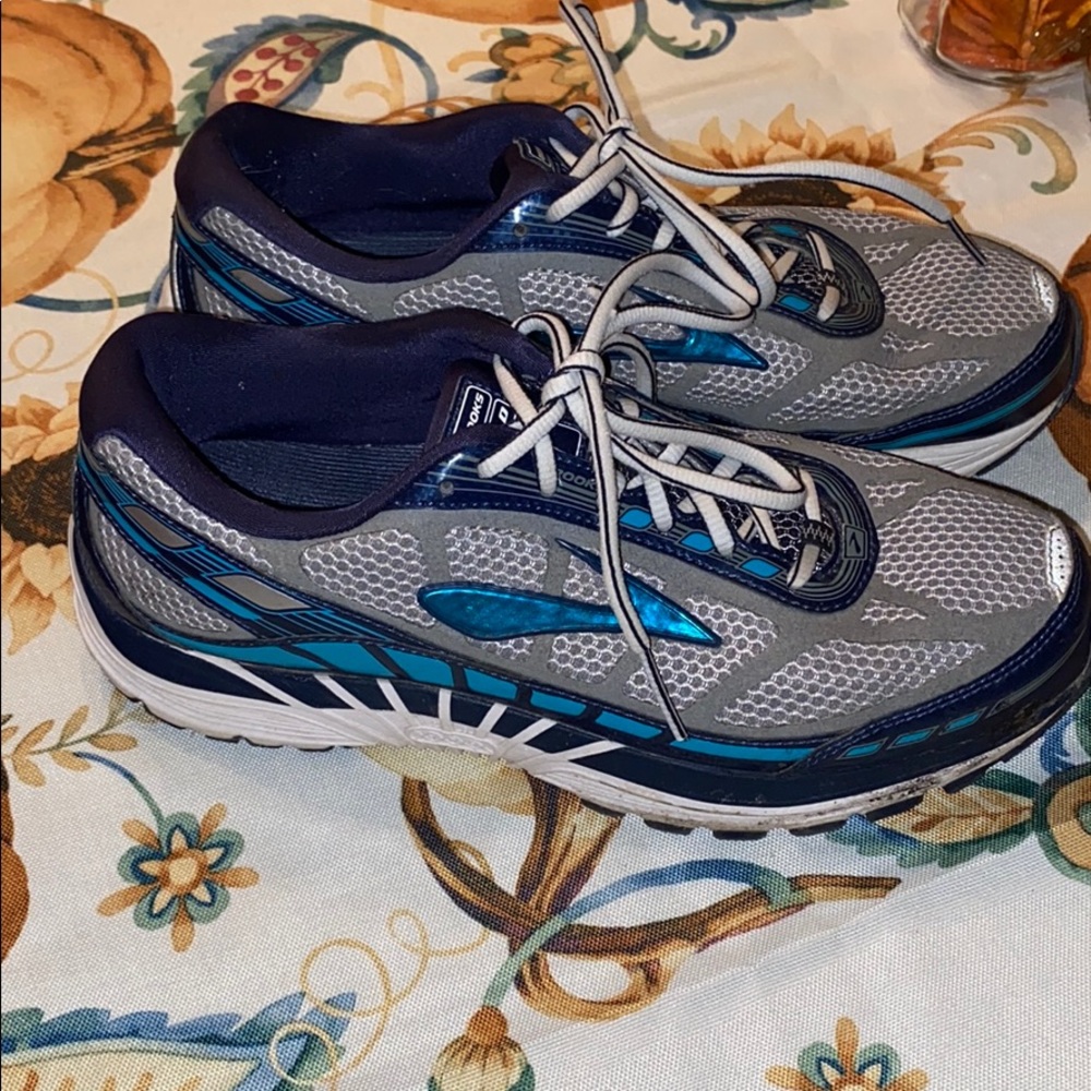Brooks Dyad 8 size 9